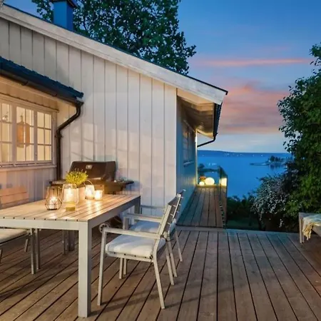 Nydelig Beliggenhet I Forste Rekke Mot Sjoen Villa Asker